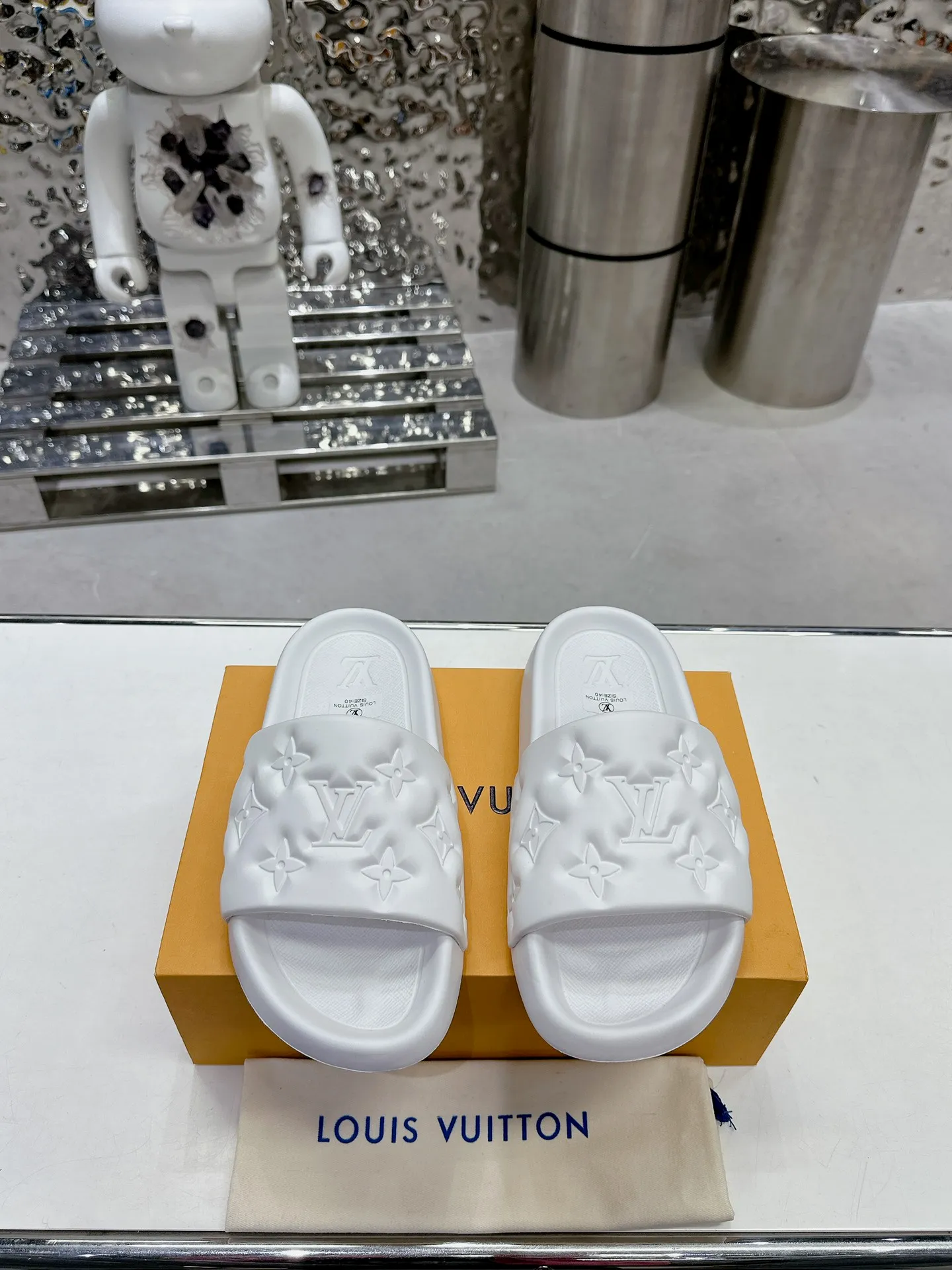 [L Home] P: 280💰 ▪️Shoe size: Women's 35-40 Men's 38-46▪️Packaging: Counter top quality~original packaging 𝟐𝟎𝟐5 Louis Vuitton counter's new embossed slippers, lv monogram embossed slippers, Waterfront sandals are back with a new look, and the upper buckle is embossed with lv's iconic Monogram pattern. Made of waterproof rubber with a comfortable and resilient insole. The lightweight, flexible outsole is embossed with the Louis Vuitton logo. ▪️Fabric: Original molded rubber foam surface ▪️Technology: embossed logo ▪️Sole: Original molded rubber foam outsole ▪️Sole thickness: 3CM.